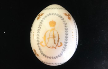 Антикварное фарфоровое пасхальное яйцо с монограммой великой княгини Ольги Александровны Романовой ИФЗ